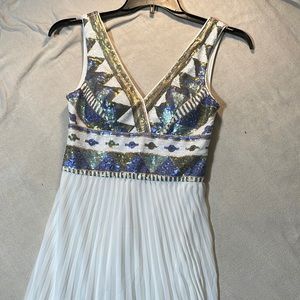 Xscape luxury sleeveless gown, double lined.Back zipper. Sequin top, size 4